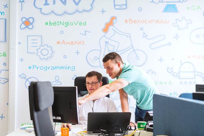 Двое мужчин обсуждают рабочие вопросы